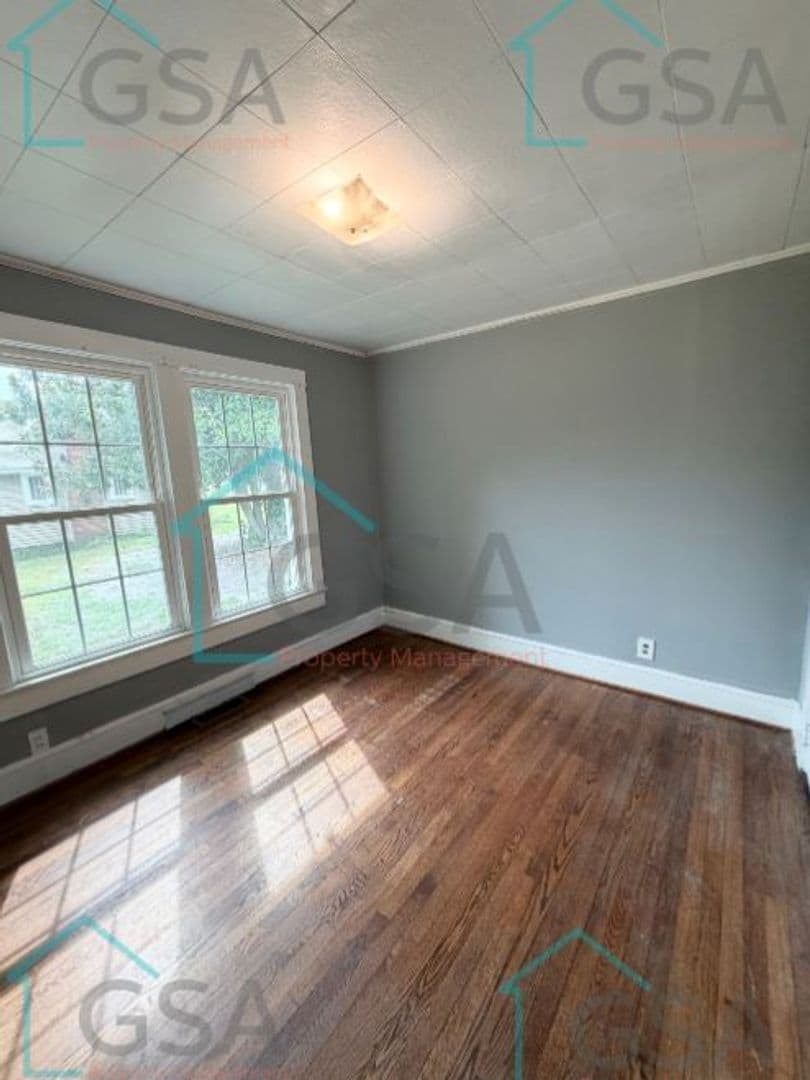 Greenville Apartment: -