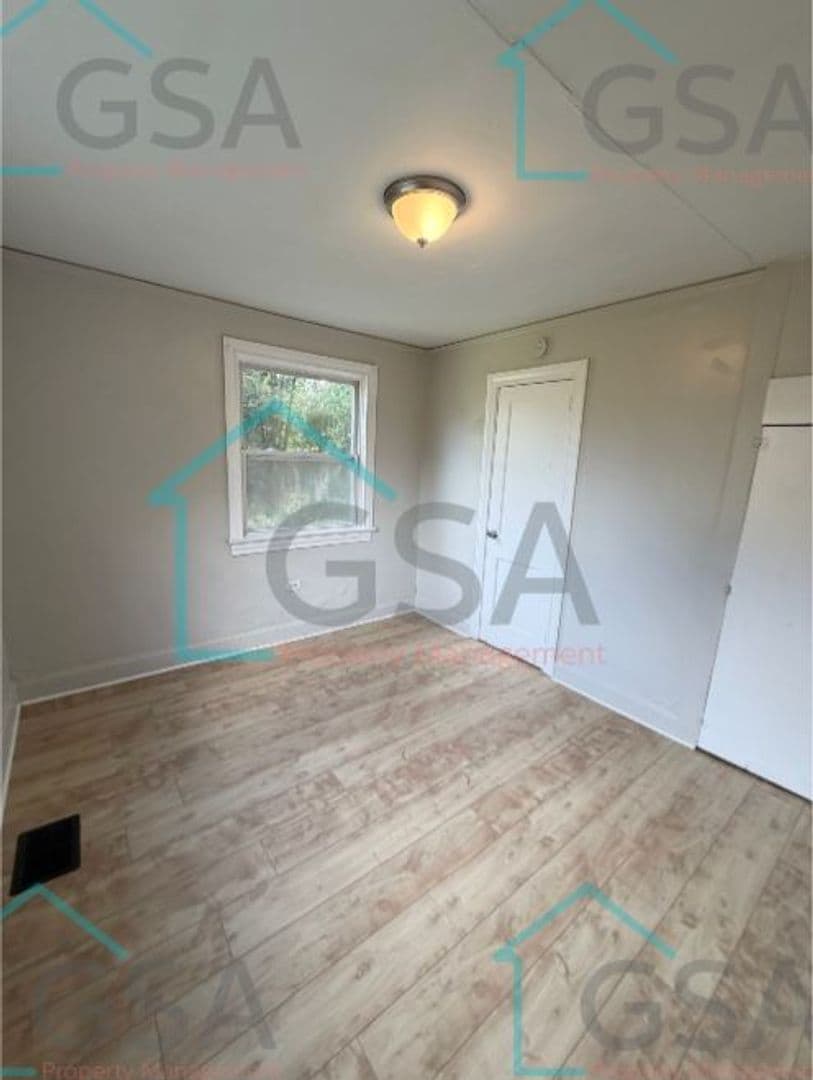 Greenville Apartment: _,_