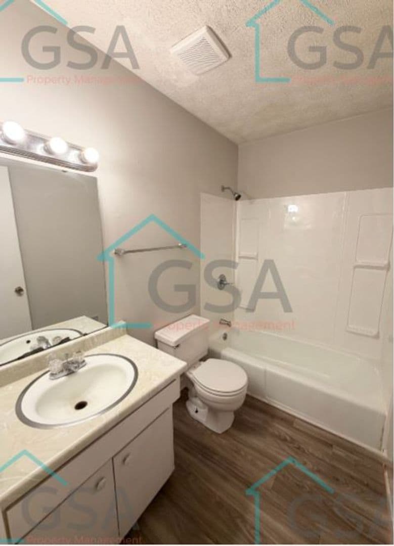 Greenville Apartment: -