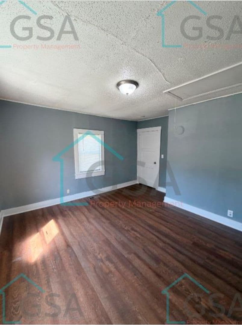 Greenville Apartment: -