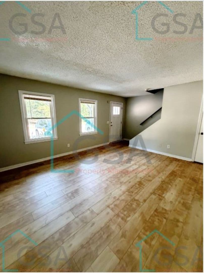 Greenville Apartment: _,_