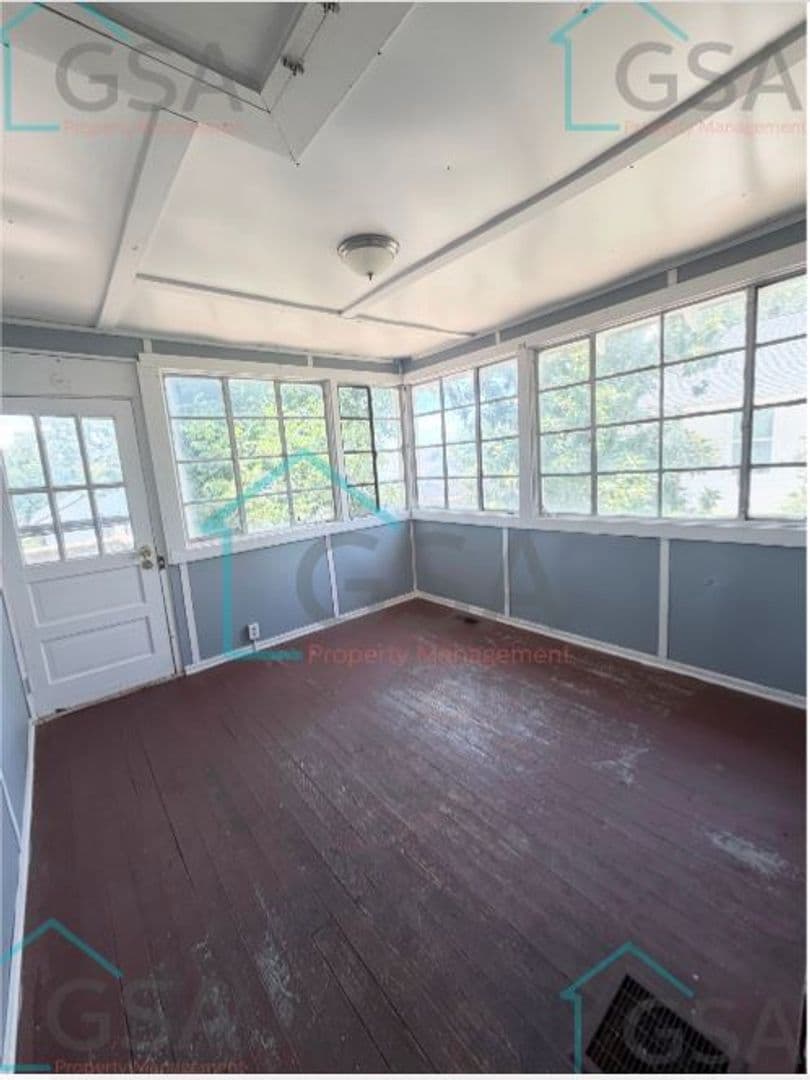 Greenville Apartment: _,_