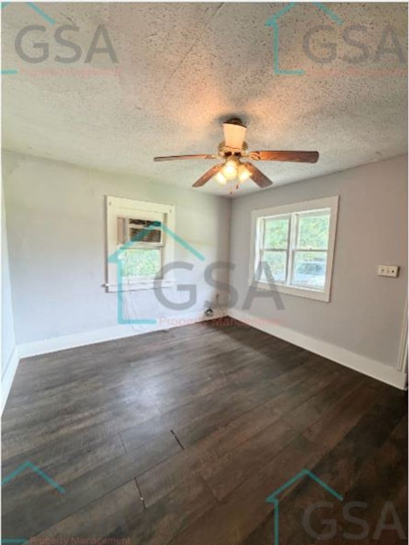 Greenville Apartment: _,_
