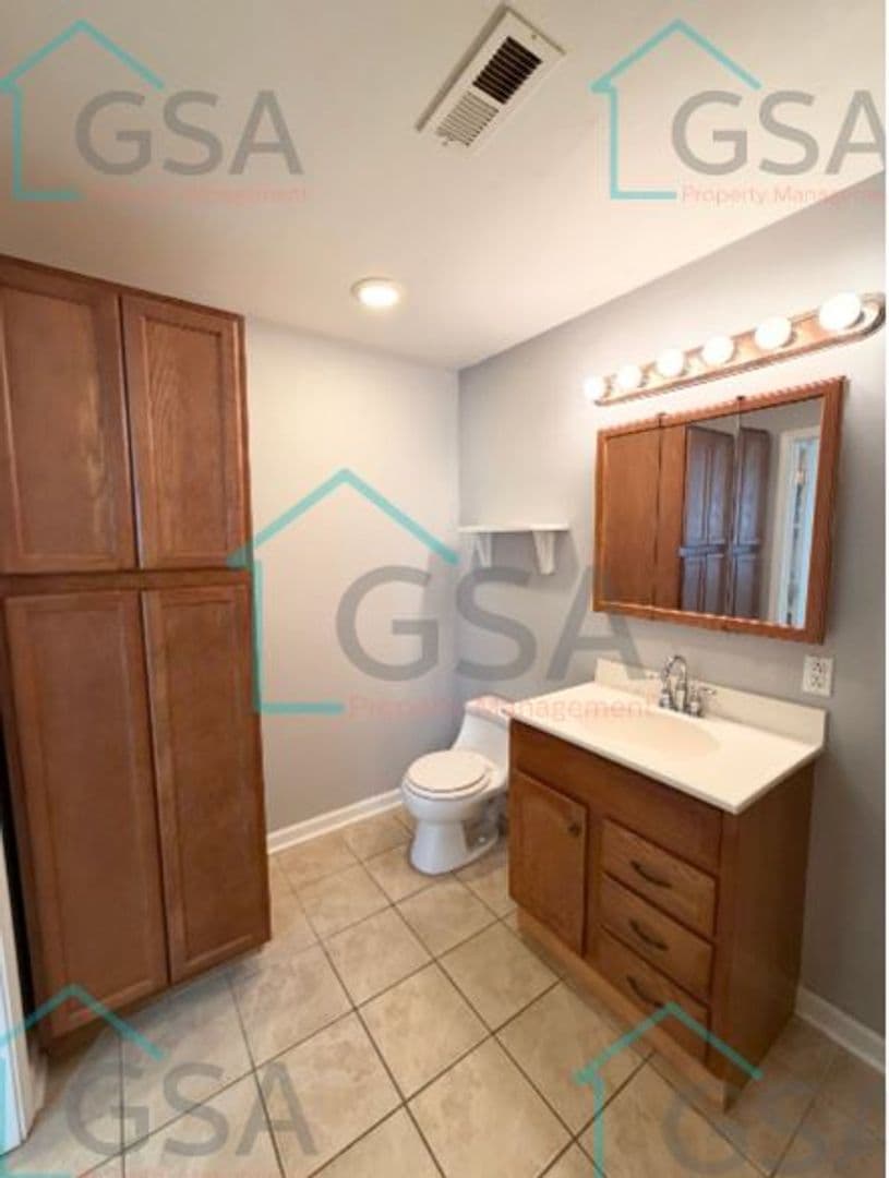 Greenville Apartment: _,_