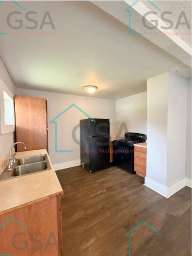 Greenville Apartment: _,_