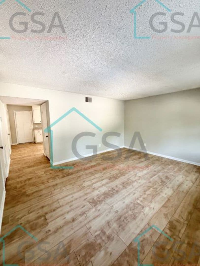 Greenville Apartment: _,_