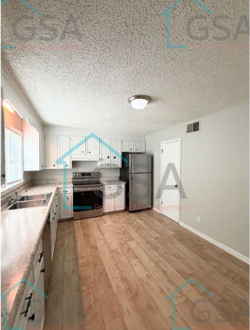 Greenville Apartment: _,_