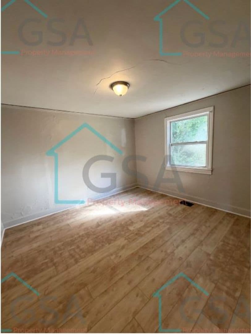 Greenville Apartment: _,_