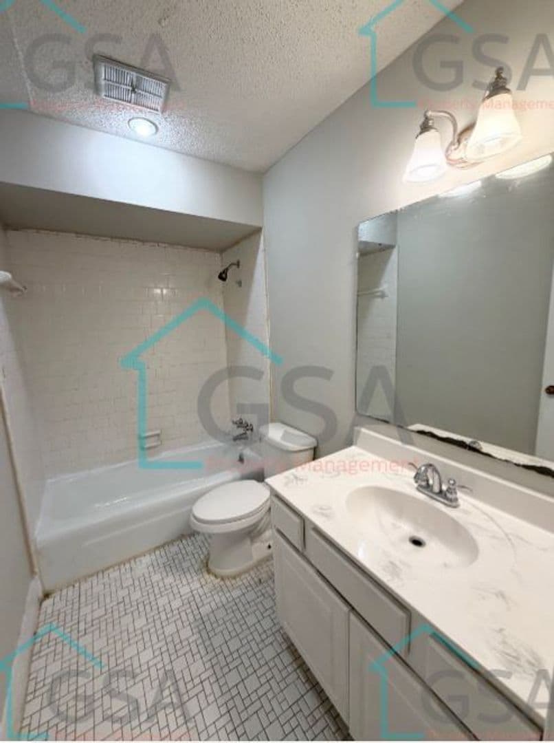 Greenville Apartment: _,_