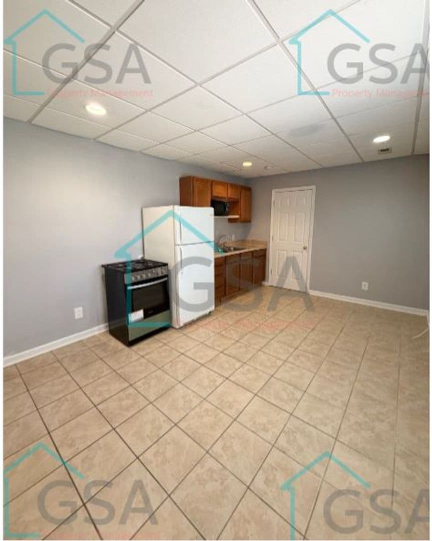 Greenville Apartment: _,_