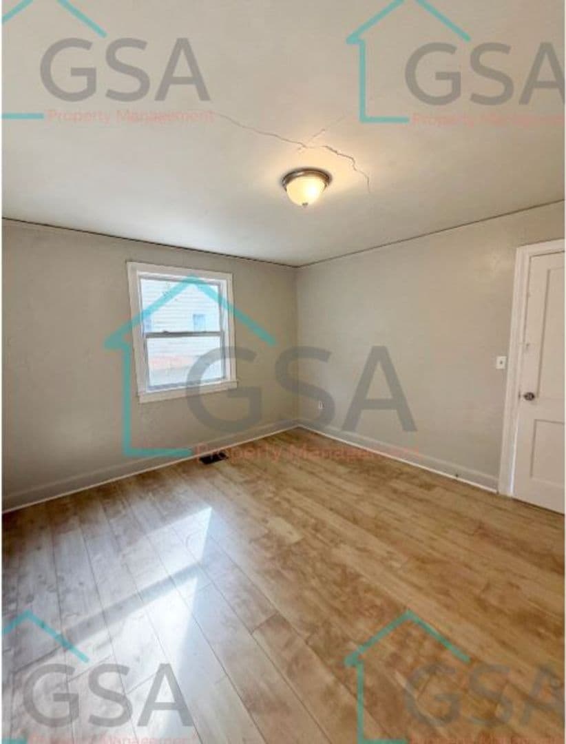 Greenville Apartment: _,_