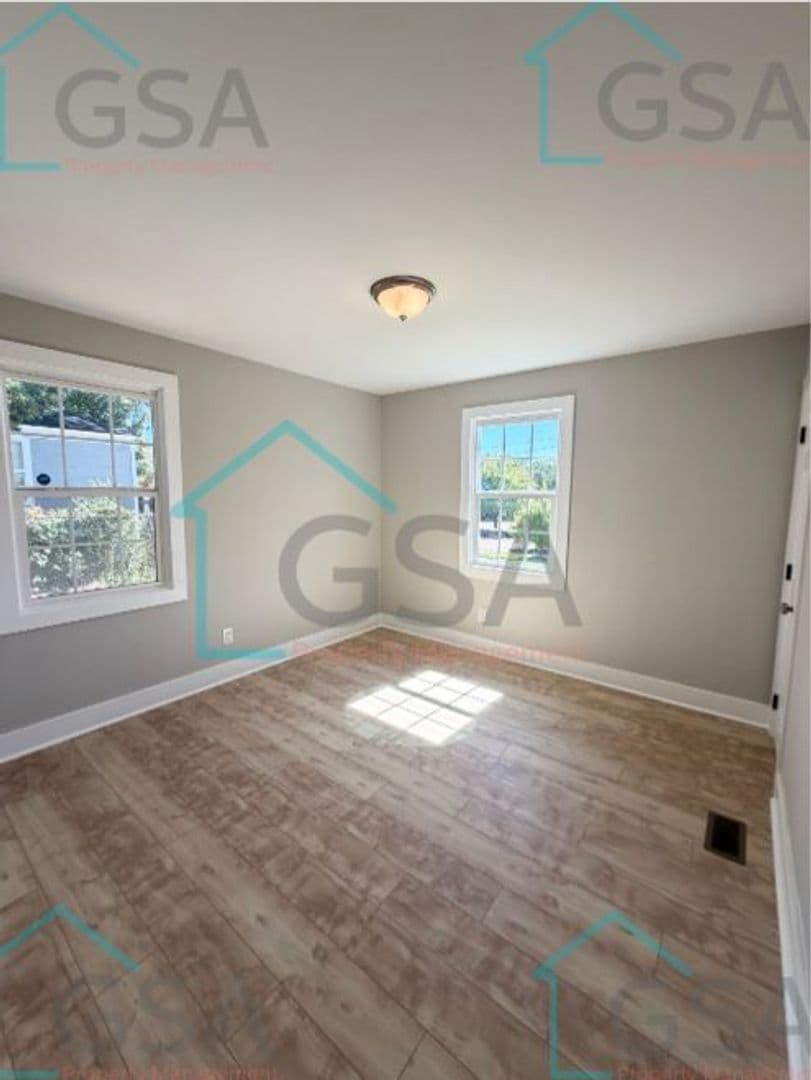 Spartanburg House: 694 Saxon Avenue