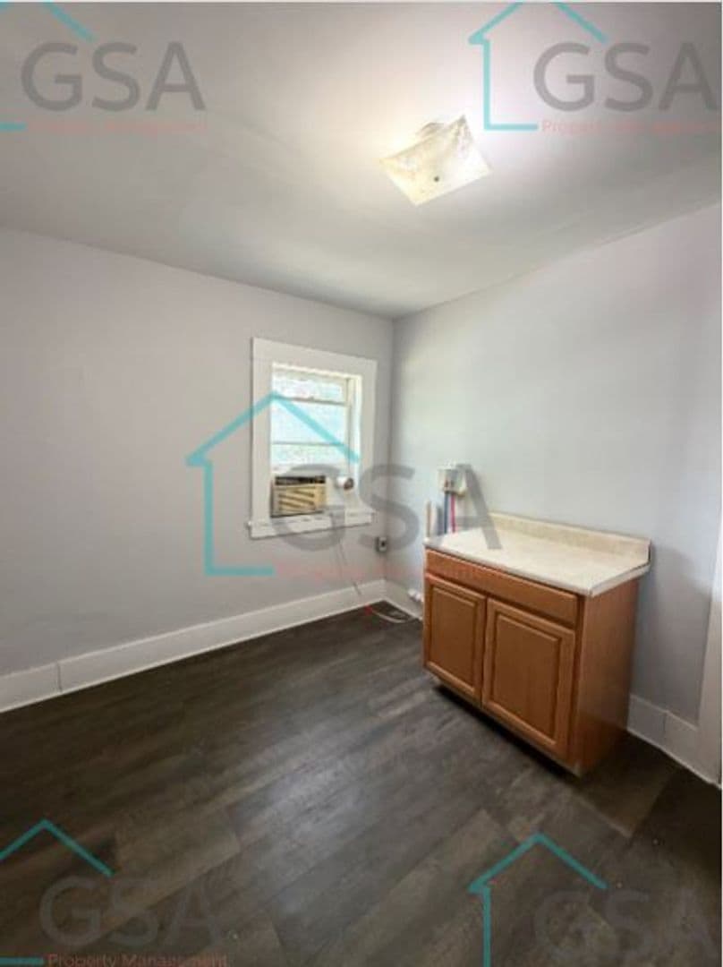 Greenville Apartment: _,_