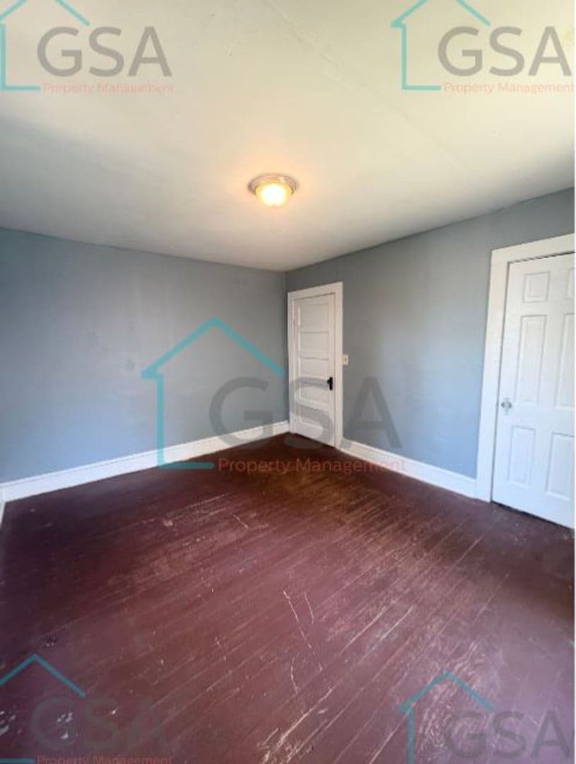 Greenville Apartment: _,_