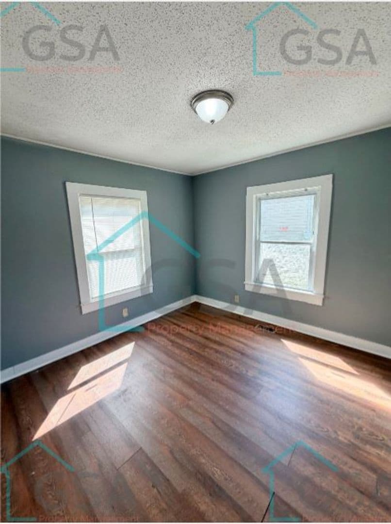 Greenville Apartment: -