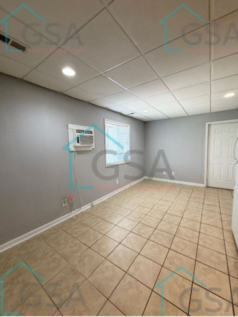 Greenville Apartment: _,_