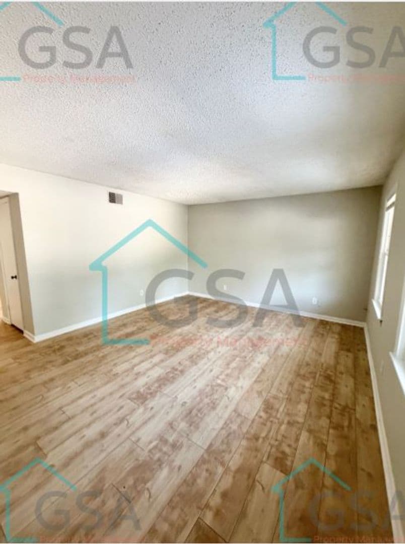 Greenville Apartment: _,_