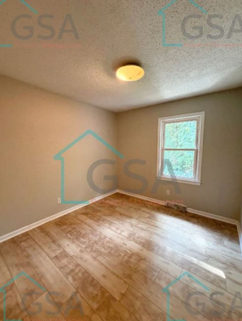 Greenville Apartment: _,_