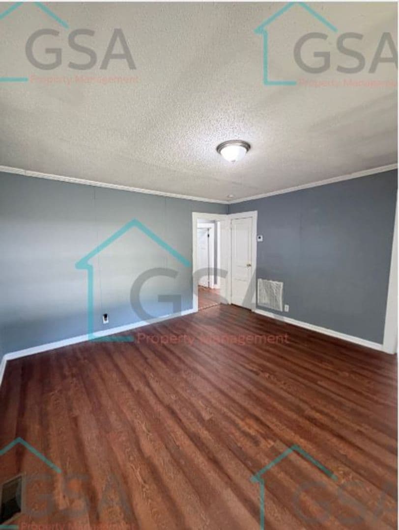 Greenville Apartment: -