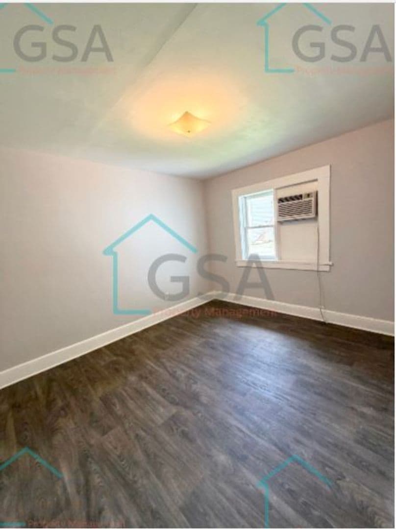 Greenville Apartment: _,_
