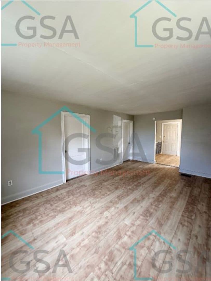 Greenville Apartment: _,_