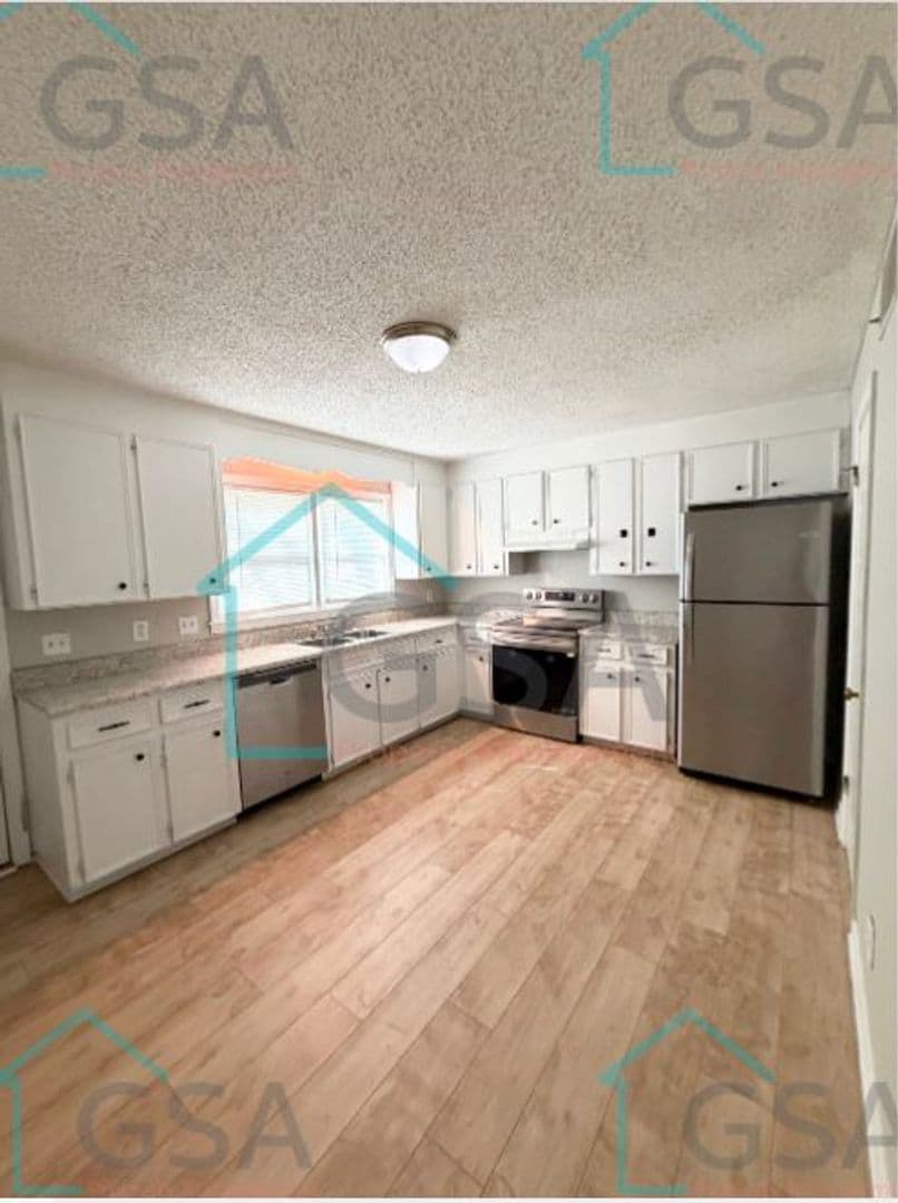 Greenville Apartment: _,_