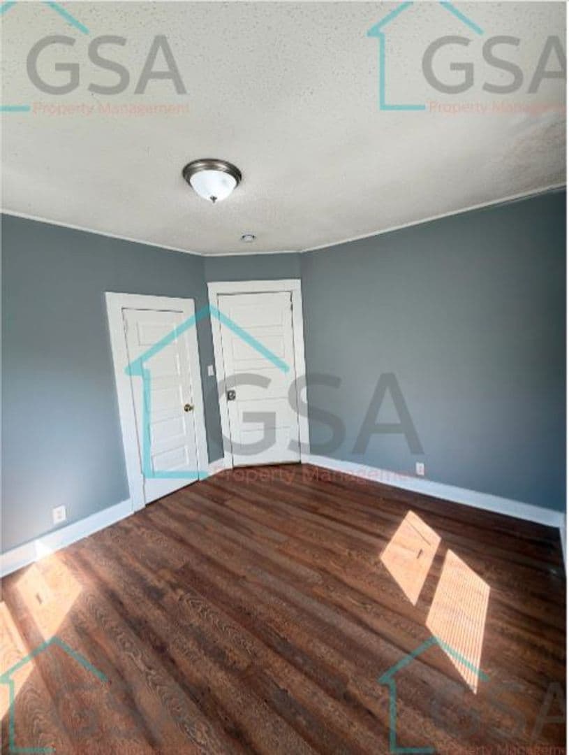 Greenville Apartment: -