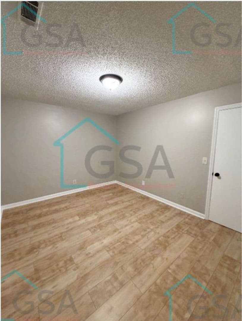 Greenville Apartment: -