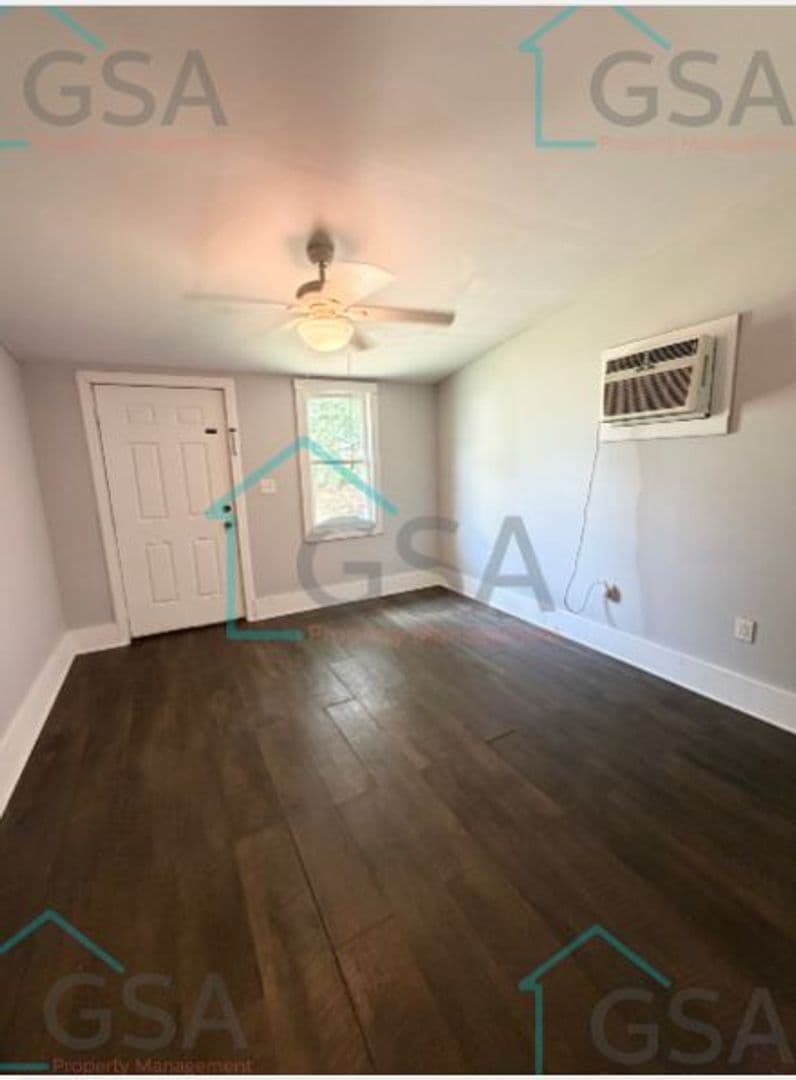 Greenville Apartment: _,_