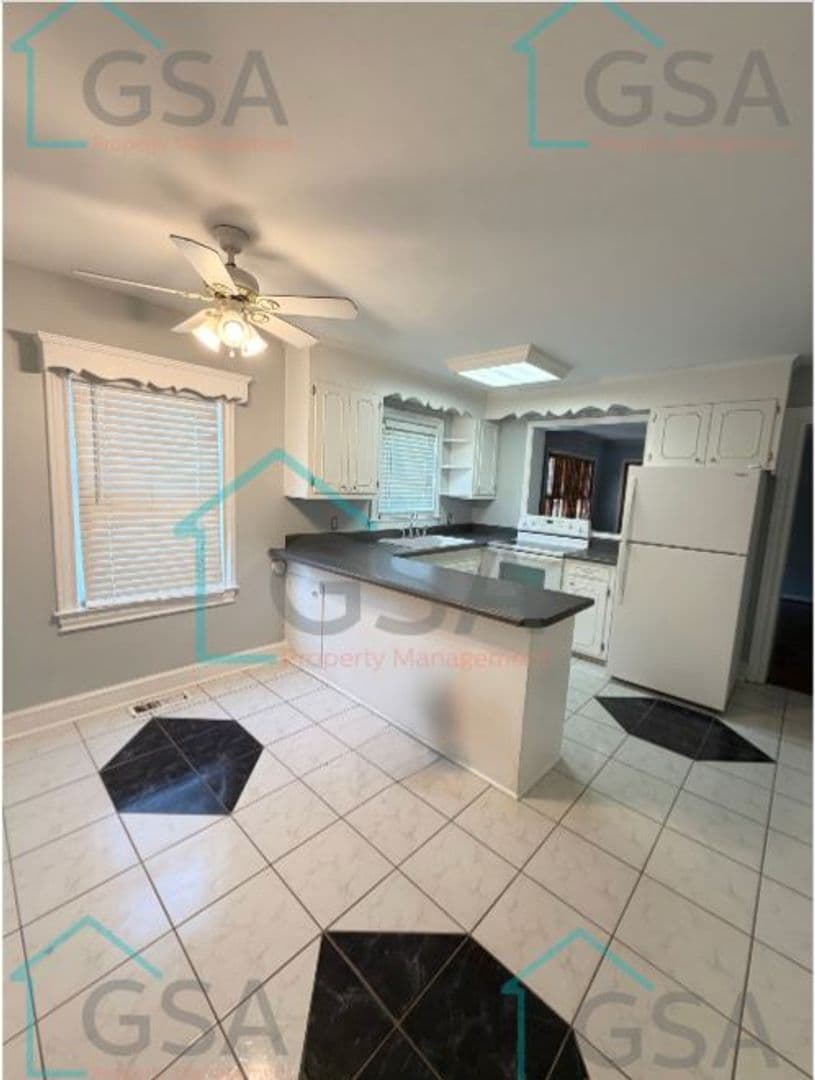 Greenville Apartment: _,_