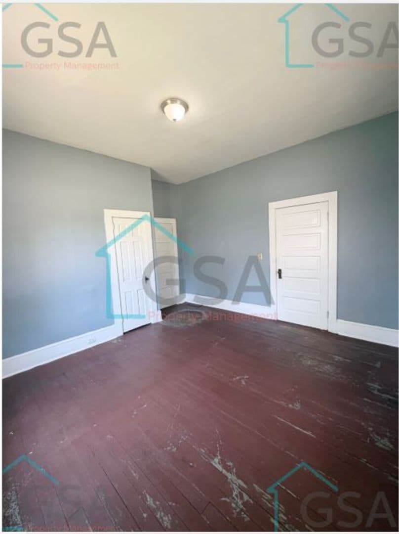 Greenville Apartment: _,_