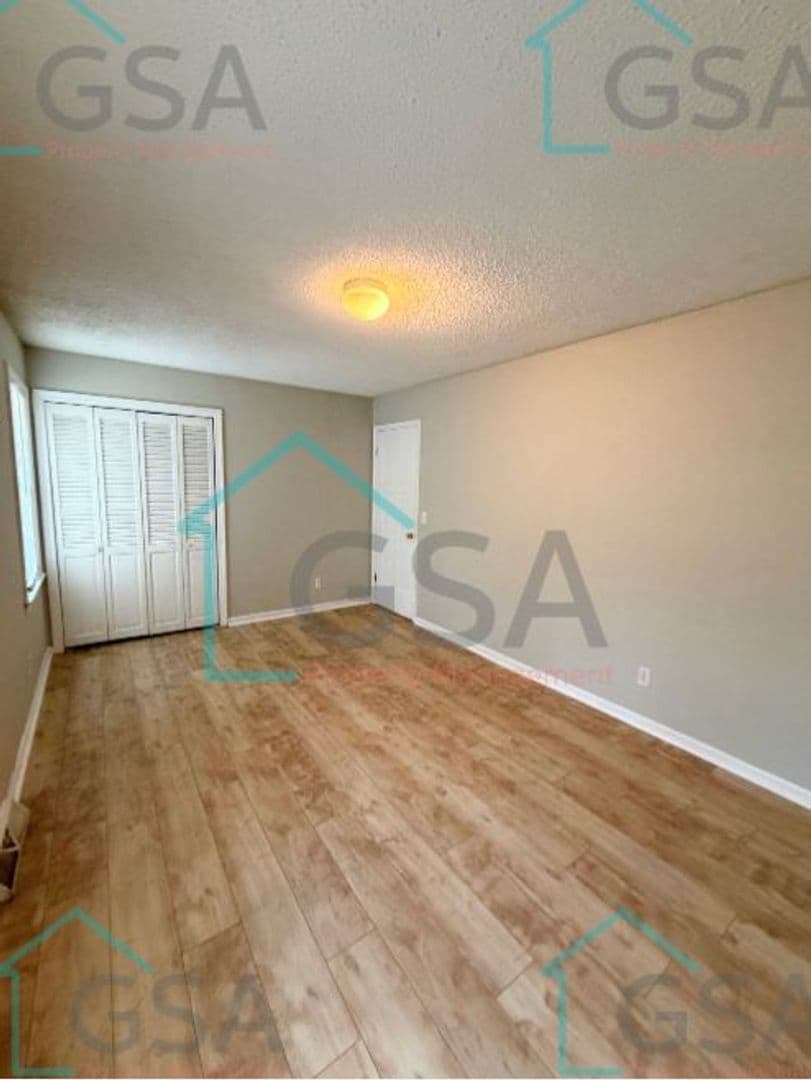 Greenville Apartment: _,_