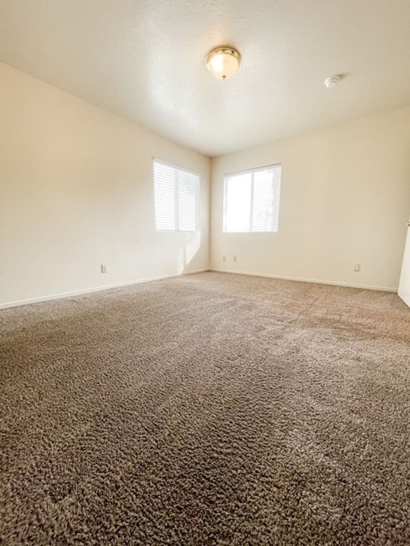 Fresno Apartment: 3207 W Shields Ave