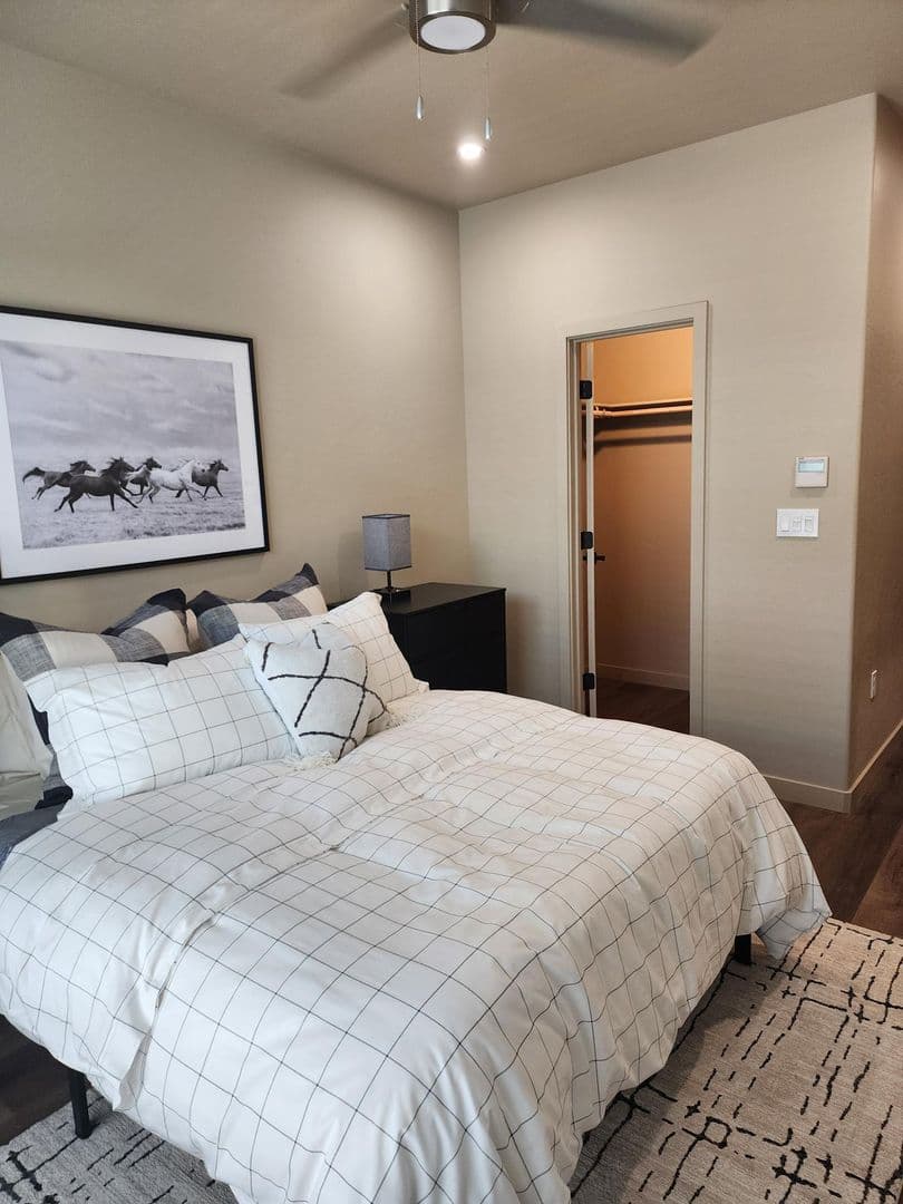 Hanford Apartment: 1000 W. 7th Street