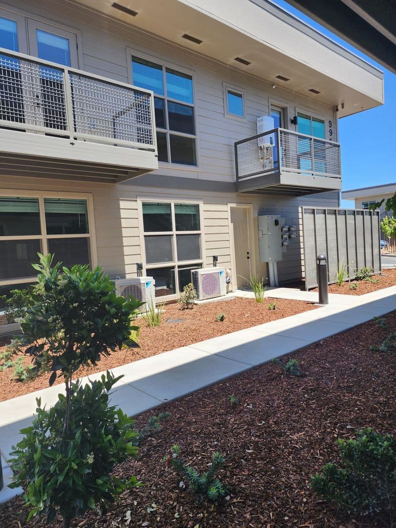 Hanford Apartment: 1000 W. 7th Street