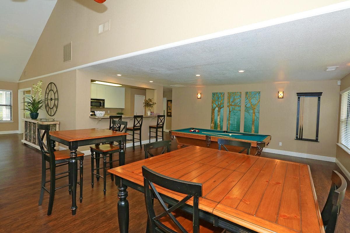 Fresno Apartment: 445 W Nees Ave