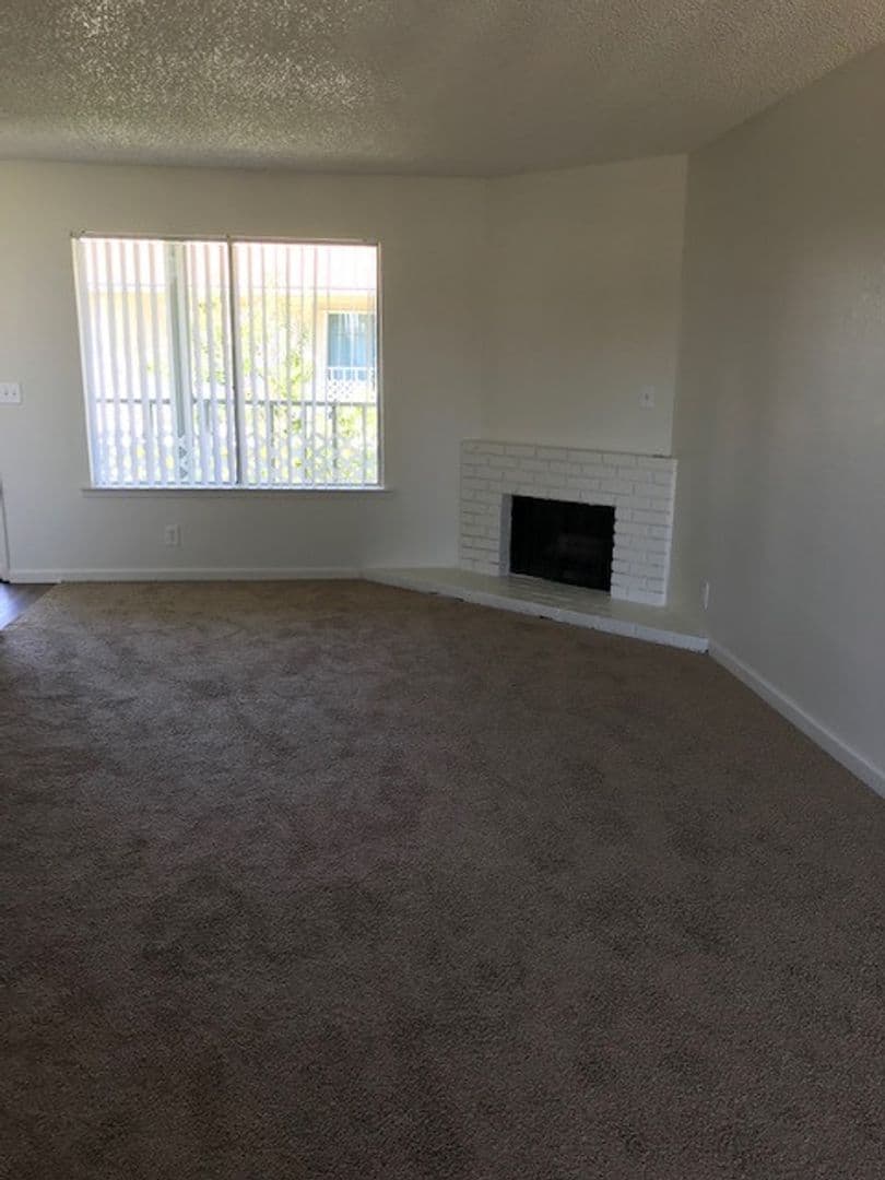 Clovis Apartment: 300 W Alamos Ave