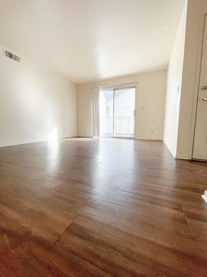 Fresno Apartment: 3207 W Shields Ave
