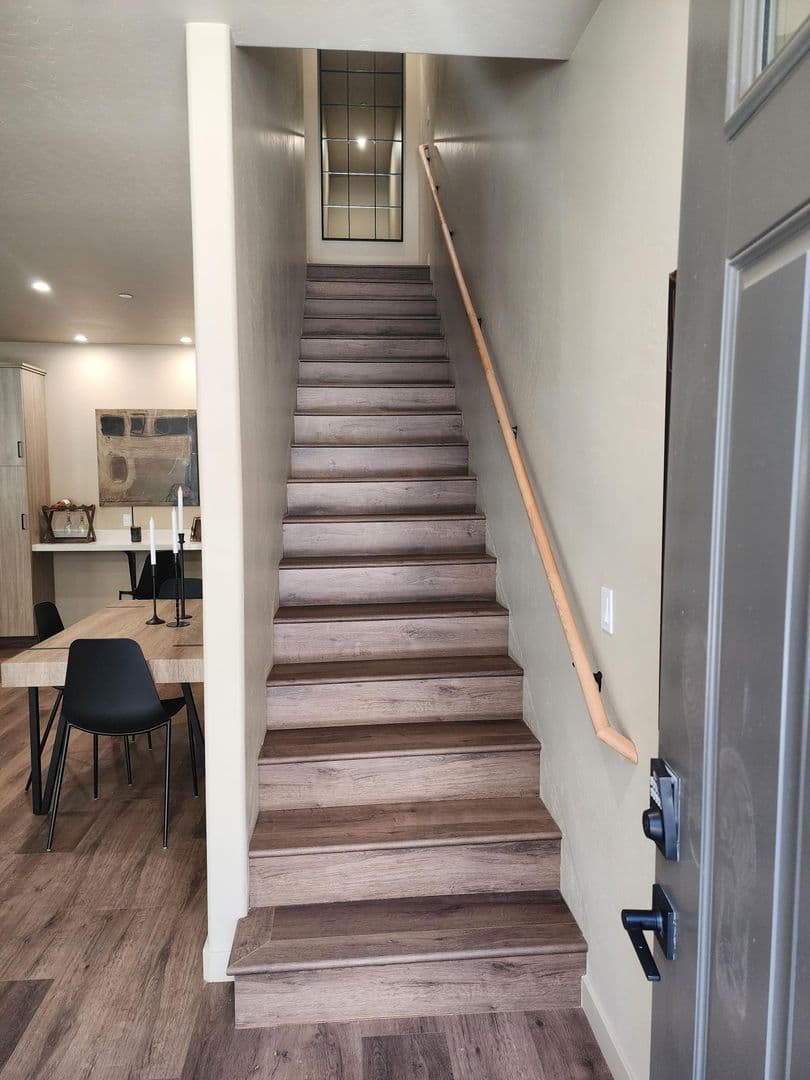 Hanford Apartment: 1000 W. 7th Street