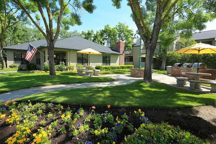 Fresno Apartment: 445 W Nees Ave