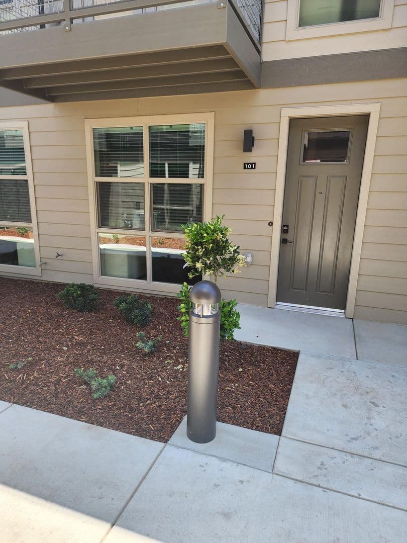 Hanford Apartment: 1000 W. 7th Street