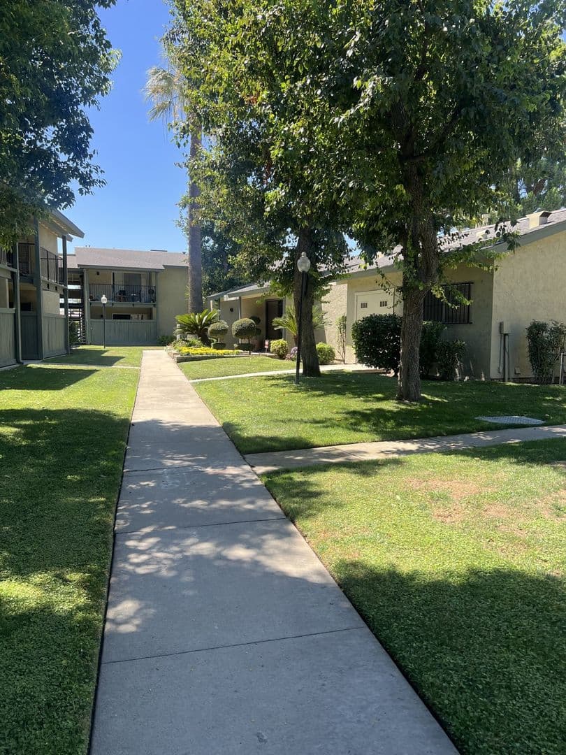 Bakersfield Apartment: 5051 Ming Ave.