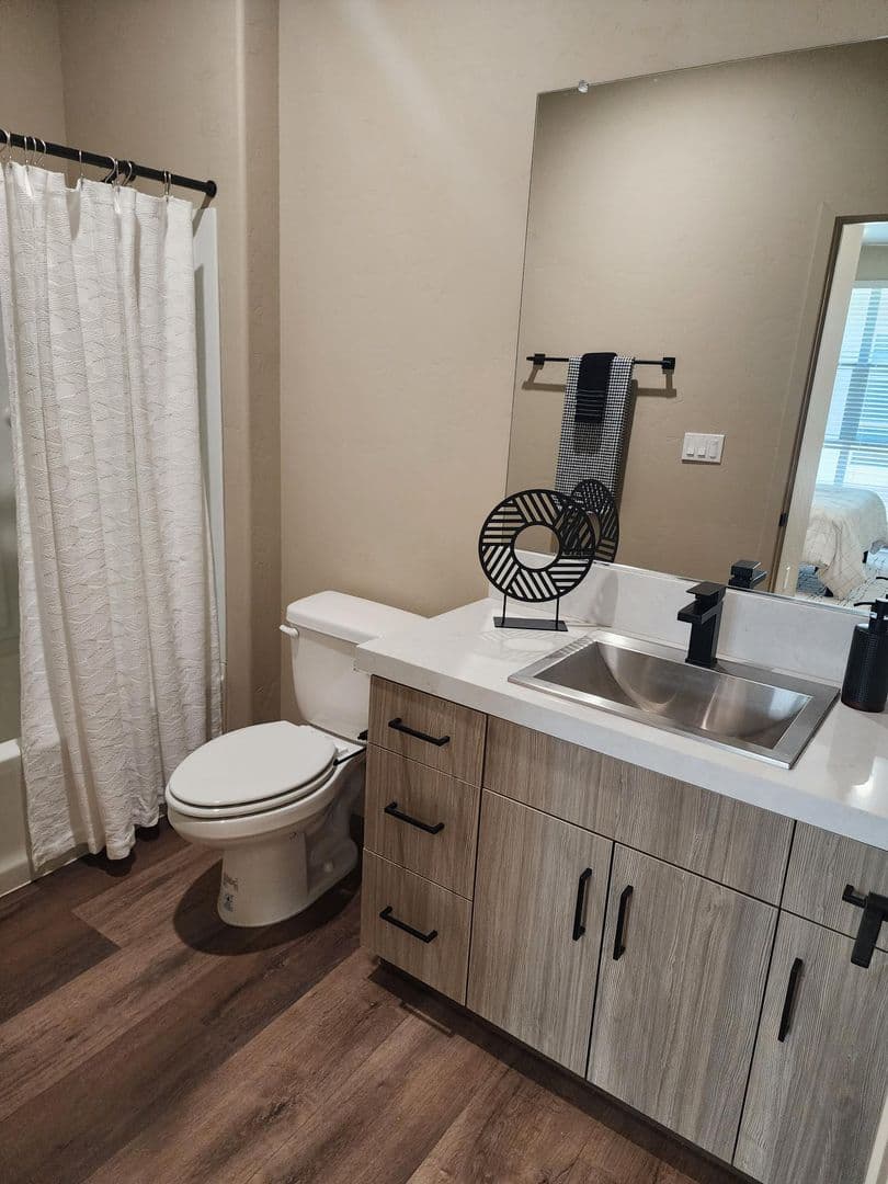 Hanford Apartment: 1000 W. 7th Street