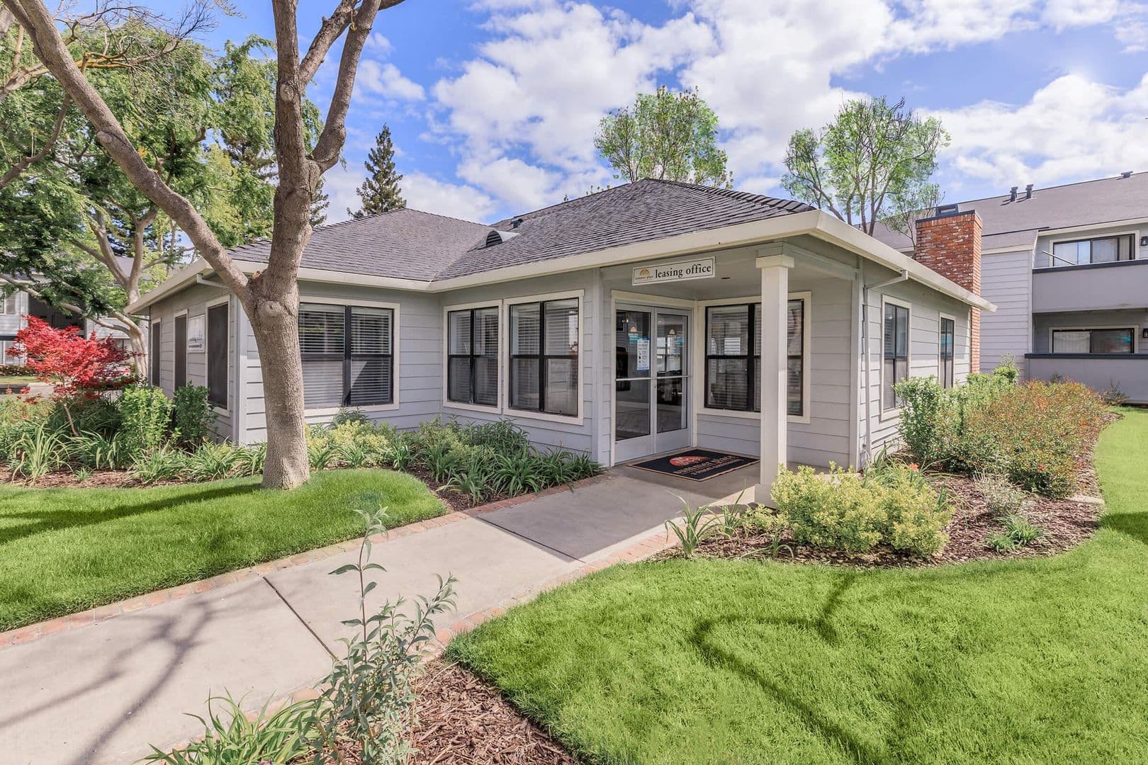 Fresno Apartment: 445 W Nees Ave