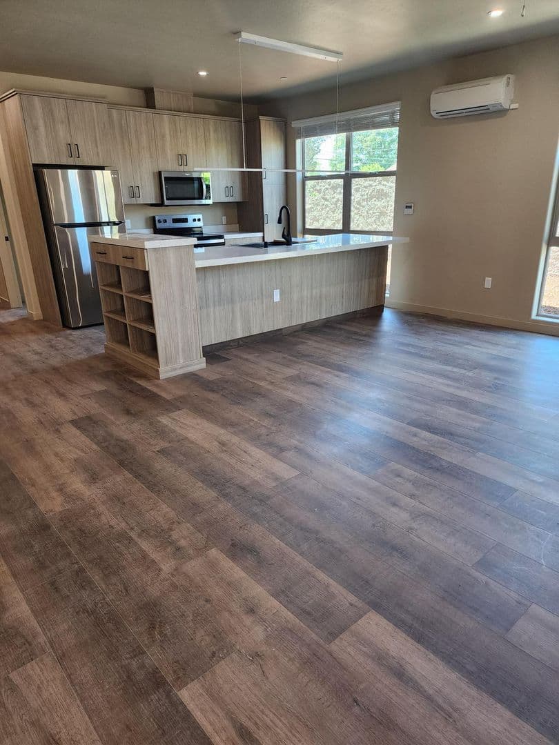 Hanford Apartment: 1000 W. 7th Street