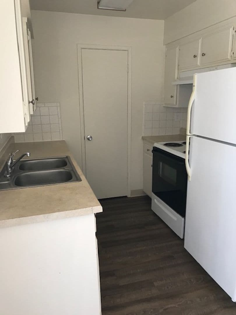 Clovis Apartment: 300 W Alamos Ave