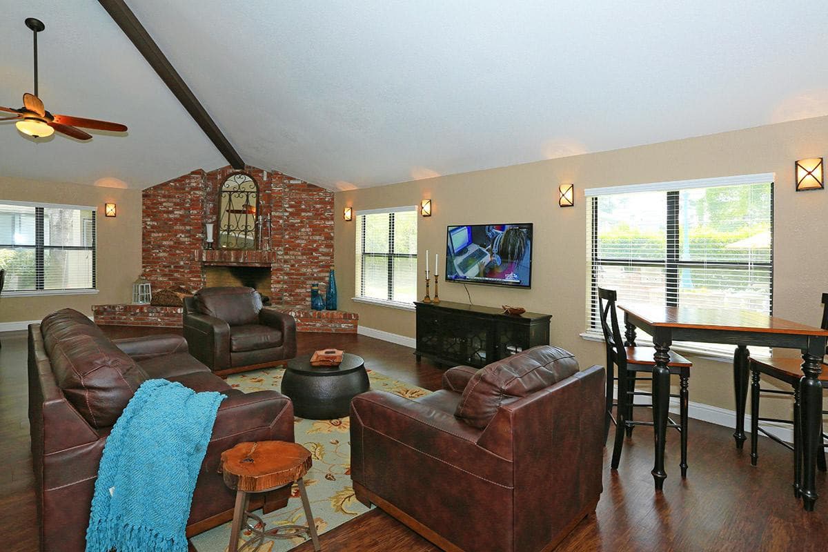 Fresno Apartment: 445 W Nees Ave