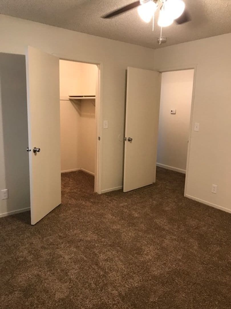 Clovis Apartment: 300 W Alamos Ave