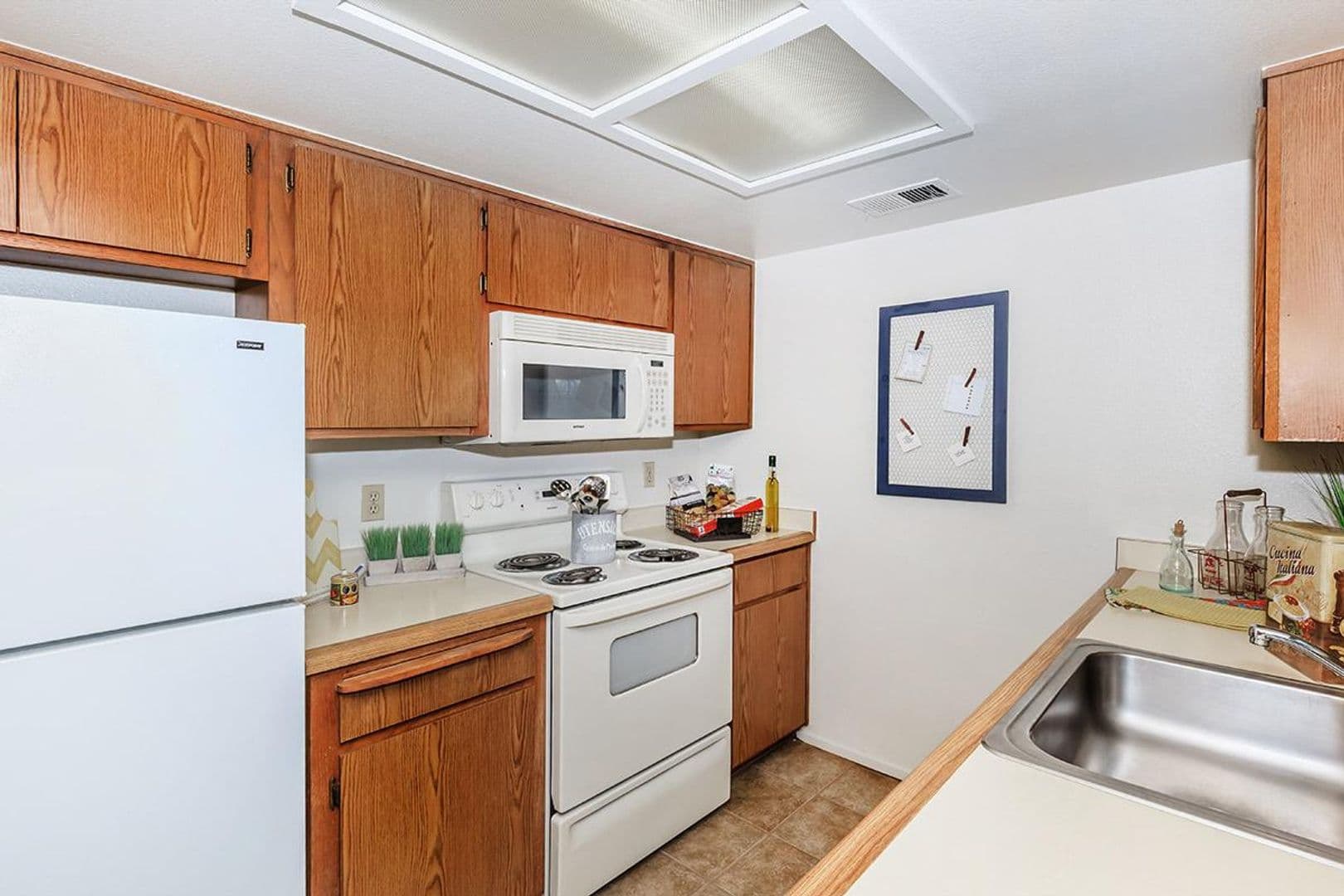 Fresno Apartment: 445 W Nees Ave