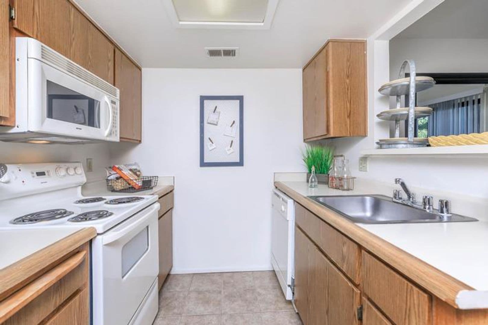Fresno Apartment: 445 W Nees Ave